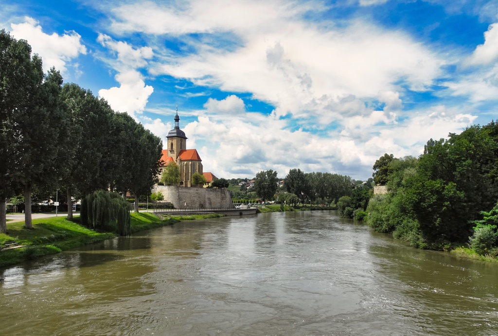 Der Neckar von der alten Neckarbrücke aus. Zu der Zeit stehen die Pappeln noch am linken Ufer. Links die Regiswindis Kirche. Rechts versteckt sich die Burg am anderen Ufer.